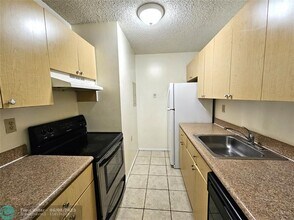 1215 Benoist Farms Rd in Royal Palm Beach, FL - Building Photo - Building Photo