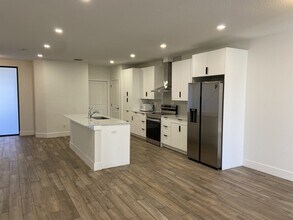 401 Bella Sol Way in West Palm Beach, FL - Building Photo - Building Photo