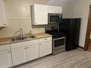 32 Highland Ave, Unit Unit 2L in Chicopee, MA - Foto de edificio - Building Photo