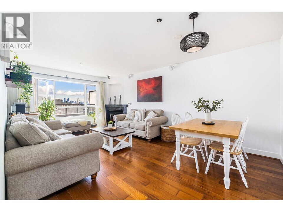 118 E 2nd St in North Vancouver, BC - Building Photo