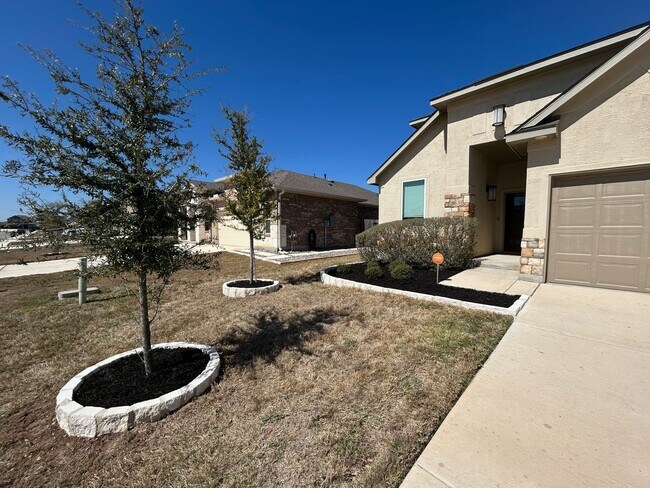 1953 Colonial Ave in New Braunfels, TX - Foto de edificio - Building Photo