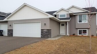 1048 Sharptail Run in New Richmond, WI - Building Photo