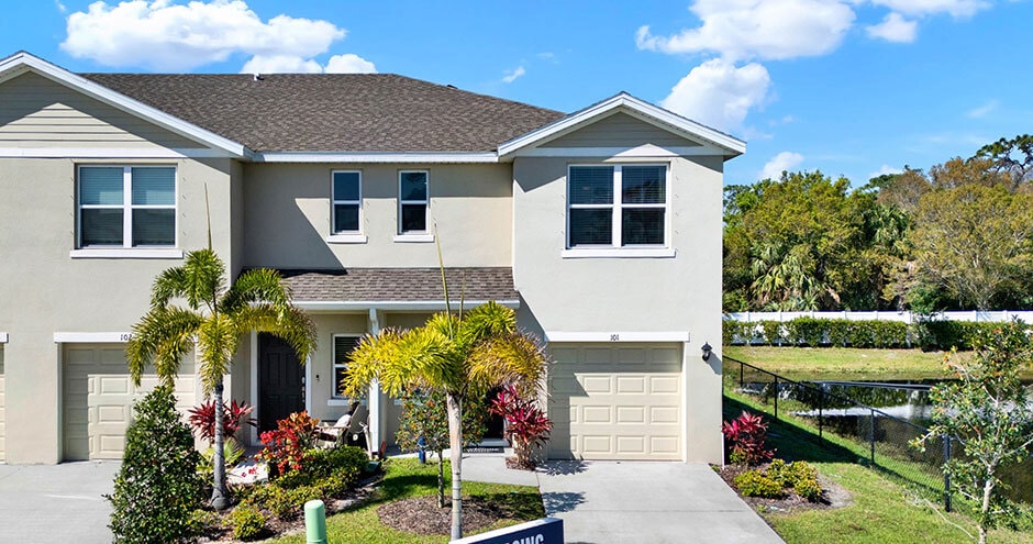 Amore Village Townhomes in Melbourne, FL - Foto de edificio