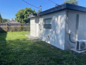 1724 NE 176th St in North Miami Beach, FL - Building Photo - Building Photo