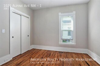 1021 Alpine Ave NW in Grand Rapids, MI - Building Photo - Building Photo