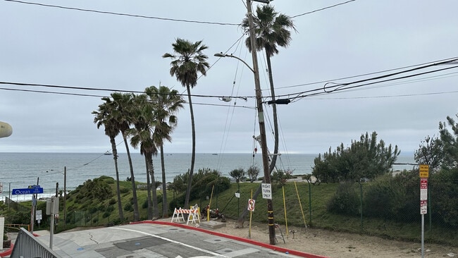 116 45th St, Unit Lower Rear in Manhattan Beach, CA - Building Photo - Building Photo