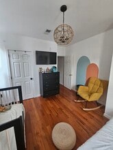 5759 Larchwood Ave in Philadelphia, PA - Foto de edificio - Building Photo