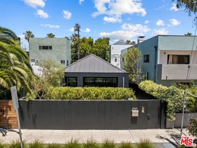 1527 Cabrillo Ave in Los Angeles, CA - Building Photo - Building Photo