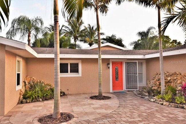 2226 Siesta Dr in Sarasota, FL - Building Photo - Building Photo
