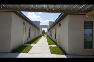 Santa Lucia in Pharr, TX - Foto de edificio - Building Photo