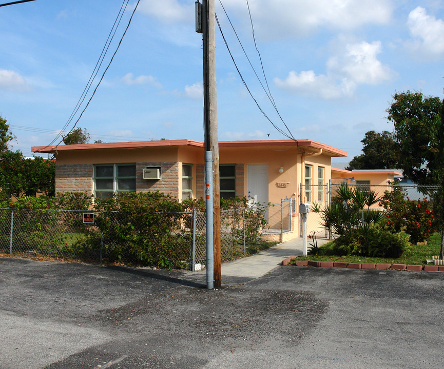 1837-1845 Dixianna St in Hollywood, FL - Building Photo