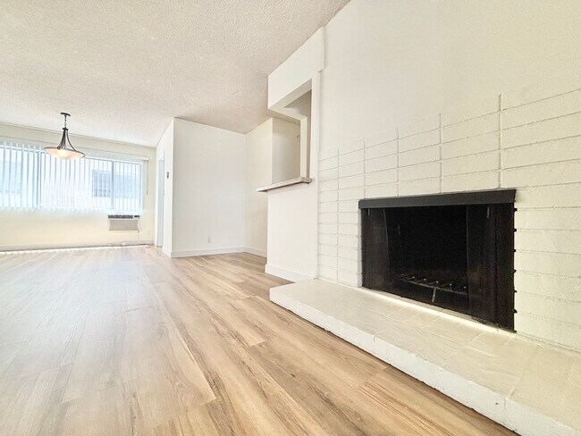 11926 Montana Ave, Unit 7A in Los Angeles, CA - Building Photo - Building Photo