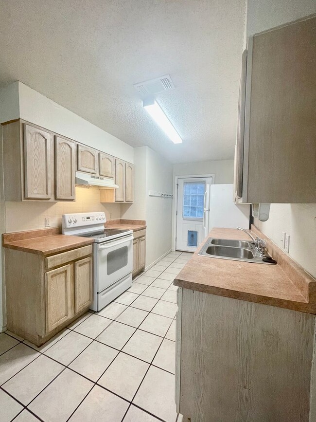 1629 Gordon St-Unit -B in San Marcos, TX - Building Photo - Building Photo