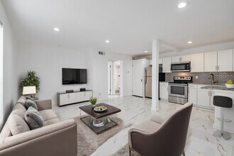 4327 Holland Ave, Unit 101 in Dallas, TX - Foto de edificio - Building Photo