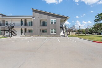1326 Prairie Dr in Bryan, TX - Foto de edificio - Building Photo