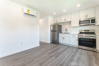 11910 Elkwood St in North Hollywood, CA - Foto de edificio - Building Photo
