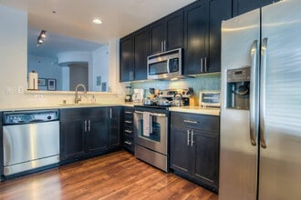 10833 Wilshire Blvd-Unit -FL2-ID406379P in Los Angeles, CA - Foto de edificio - Building Photo