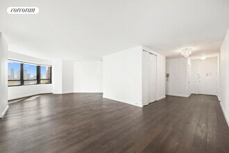 240 E 47th St in New York, NY - Building Photo - Building Photo