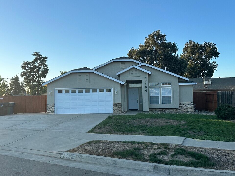 2154 Berryhill Ave in Tulare, CA - Building Photo