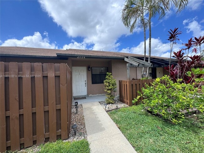 2734 N Nob Hill Rd in Sunrise, FL - Building Photo - Building Photo