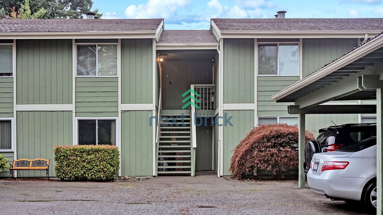 1002 N 195th St in Shoreline, WA - Building Photo