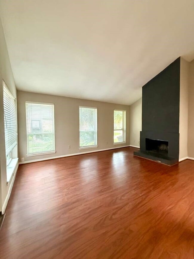 9353 Westwood Village Dr in Houston, TX - Building Photo - Building Photo