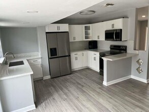 17541 NE 4th Ave in North Miami Beach, FL - Building Photo - Building Photo