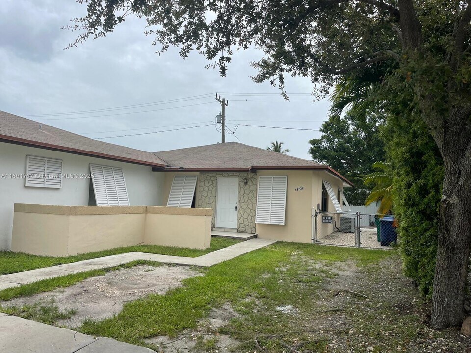 18737 SW 100th Ave in Cutler Bay, FL - Building Photo