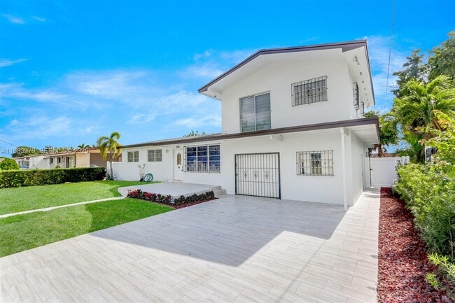 980 W 45th Pl in Hialeah, FL - Building Photo - Building Photo