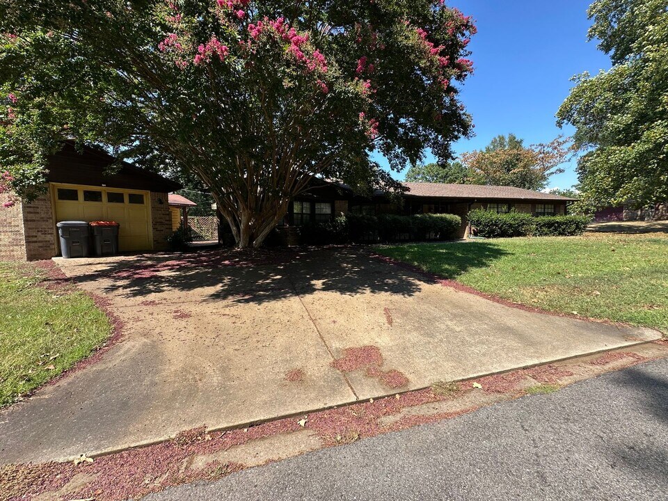 1202 W 18th Terrace in Russellville, AR - Building Photo