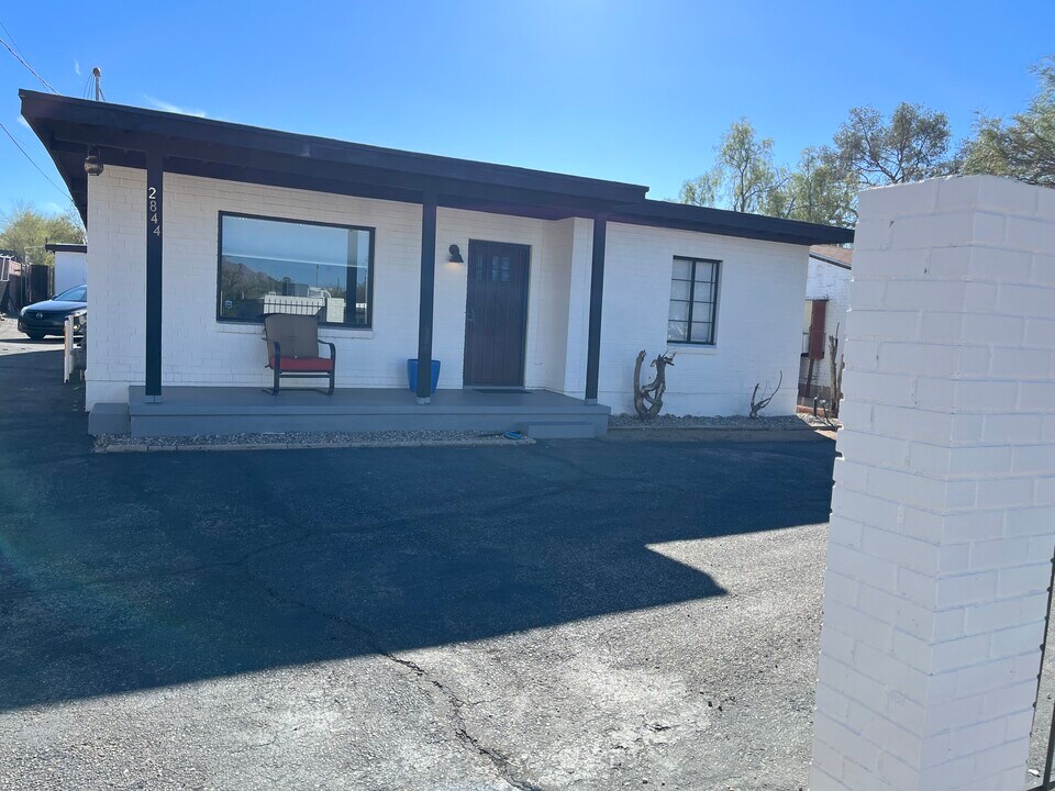 2844 E Edison St in Tucson, AZ - Foto de edificio