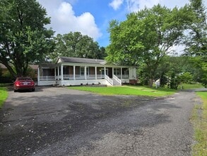 8513 Thomas Dr in Manassas, VA - Building Photo - Building Photo