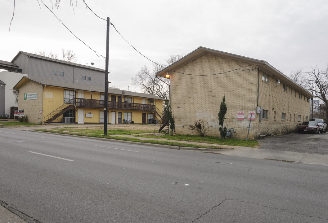 Golden Oaks in Dallas, TX - Building Photo