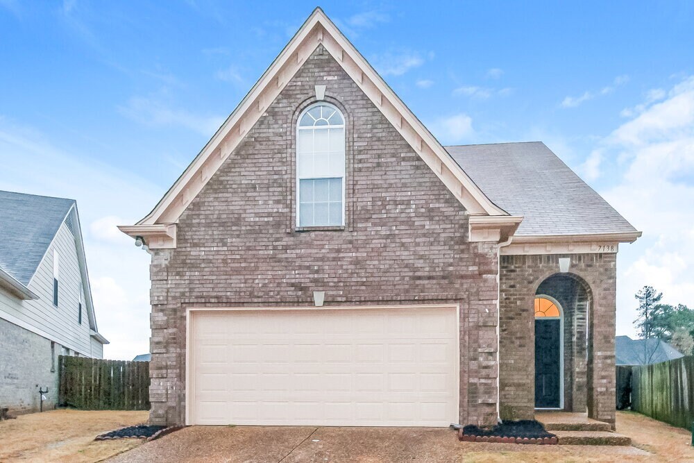 7138 Queens Crown Ct in Memphis, TN - Foto de edificio