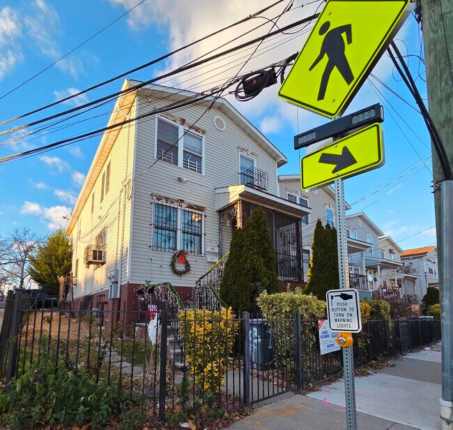 703 Garfield Ave in Jersey City, NJ - Building Photo - Building Photo