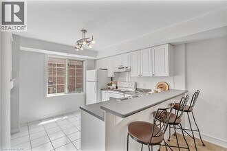 4045 Upper Middle Rd in Burlington, ON - Building Photo - Building Photo