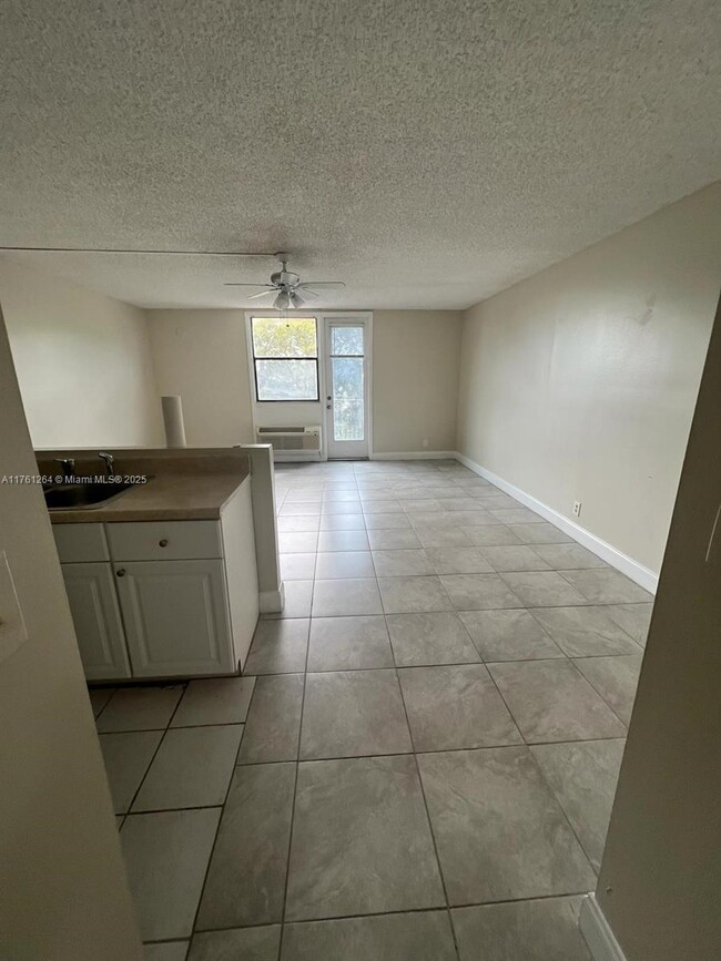 2701 Riverside Dr in Coral Springs, FL - Building Photo - Building Photo