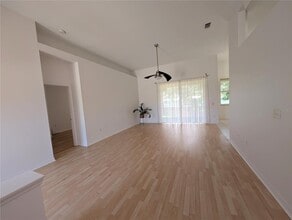 5608 New Covington Dr in Sarasota, FL - Building Photo - Building Photo