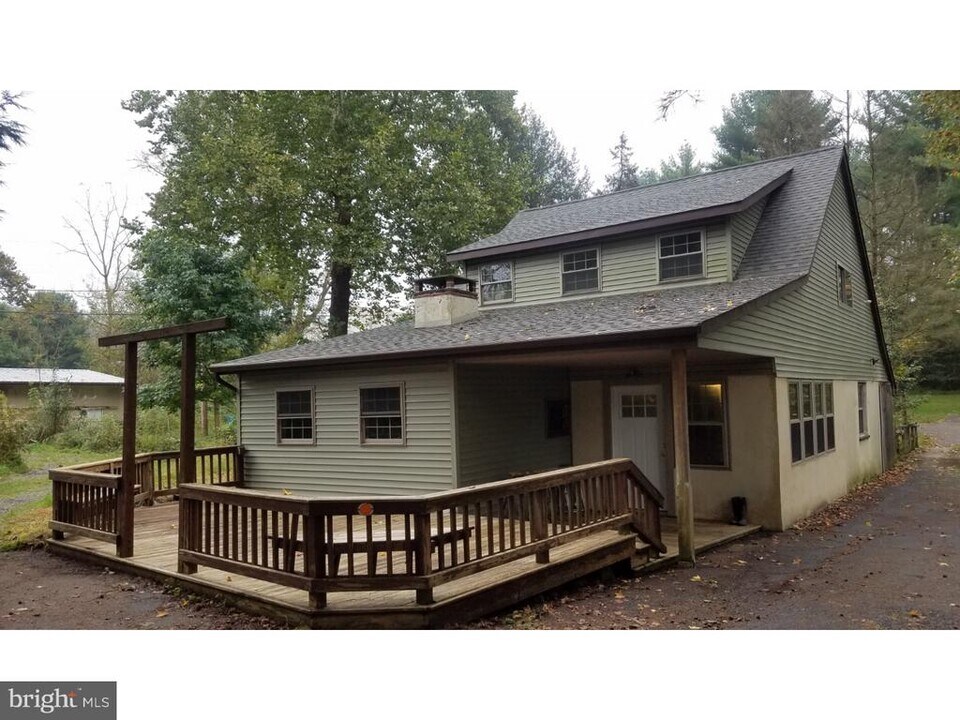 1371 Old Airport Rd in Douglassville, PA - Building Photo