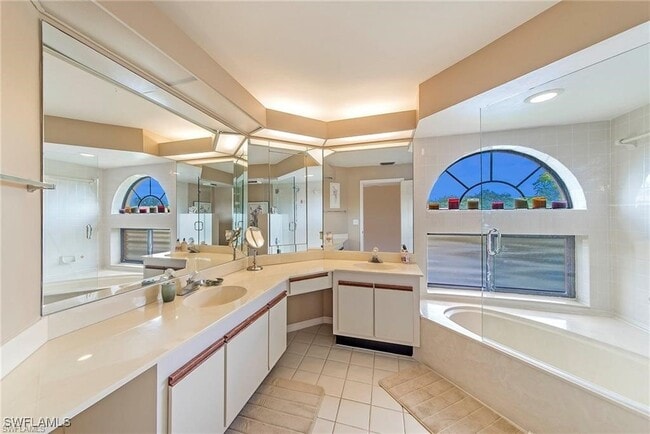 643 Beachwalk Cir in Naples, FL - Foto de edificio - Building Photo