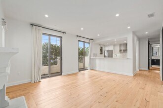 10647 Ashton Ave in Los Angeles, CA - Building Photo - Building Photo