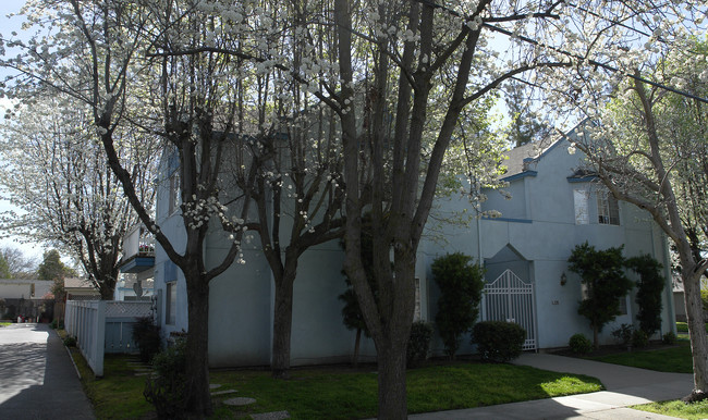 4590 Augustine St in Pleasanton, CA - Foto de edificio - Building Photo