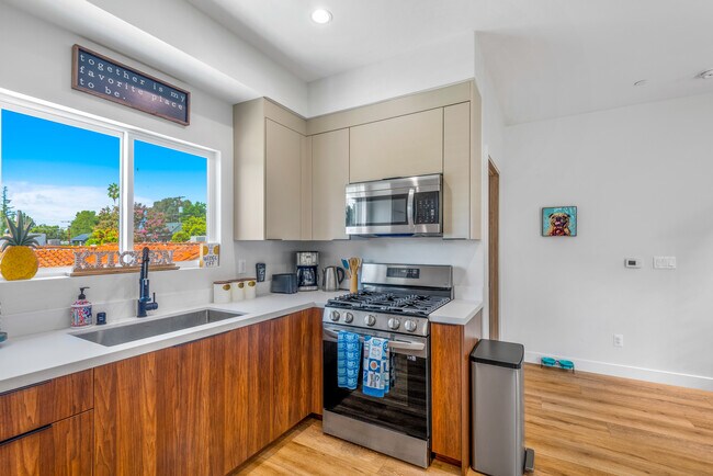 14539 Weddington St in Sherman Oaks, CA - Building Photo - Building Photo