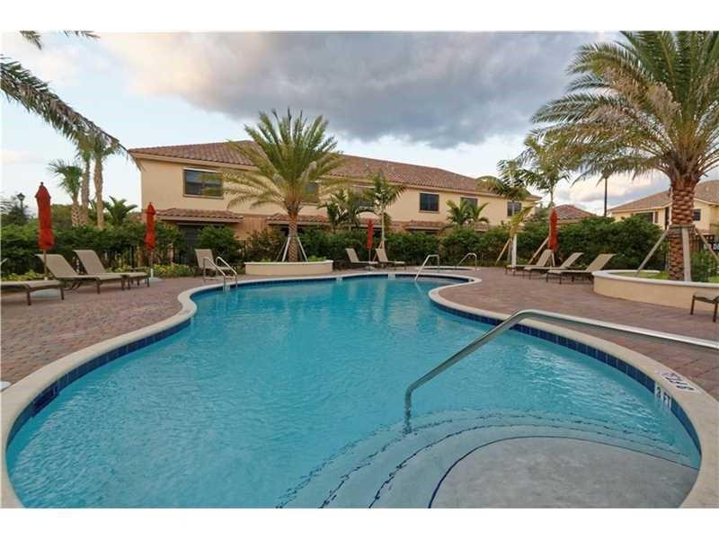 5886 NW 56th Pl in Tamarac, FL - Building Photo