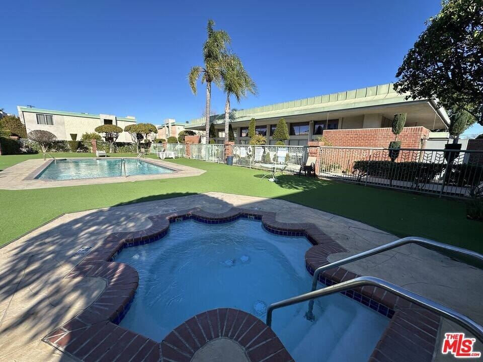 5301 Balboa Blvd in Los Angeles, CA - Foto de edificio