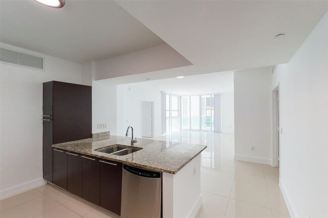 951 Brickell Ave, Unit 810 in Miami, FL - Building Photo - Building Photo