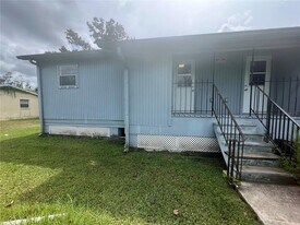 2422 Dixie Ave in Punta Gorda, FL - Building Photo