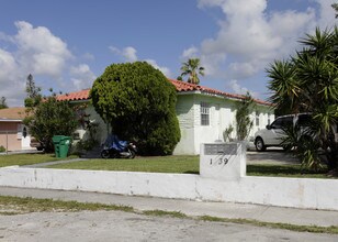 1237-1243 NE 110th Ter in Miami, FL - Foto de edificio - Building Photo