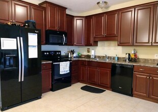 115 Alma Mater Dr in State College, PA - Foto de edificio - Building Photo