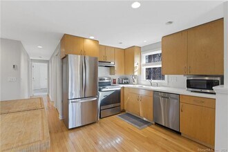 1091 Boston Post Rd in Madison, CT - Building Photo - Building Photo